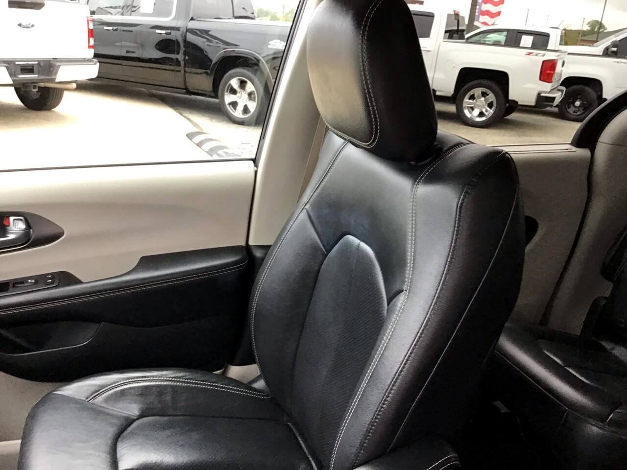 Used 2022 Chrysler Pacifica Touring-L image 18