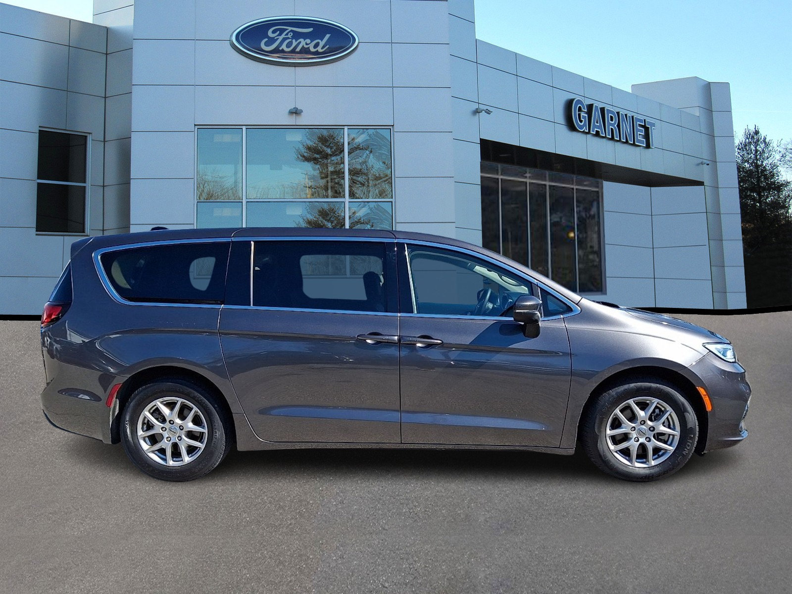 Used 2023 Chrysler Pacifica Touring-L FWD image 10