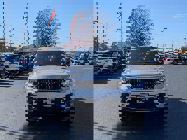 Used 2024 Jeep Grand Cherokee Laredo X image 7