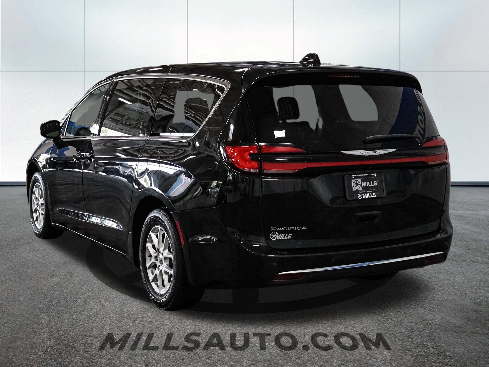 Used 2023 Chrysler Pacifica Touring-L FWD image 5