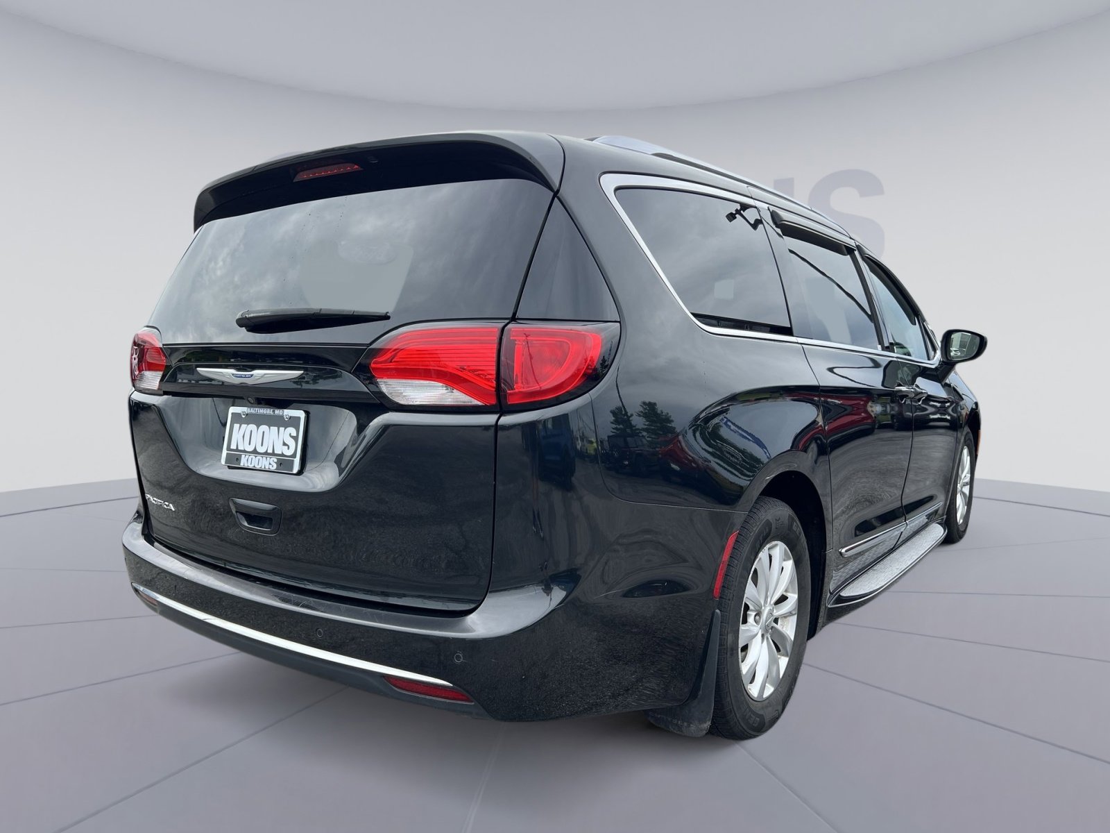 Used 2018 Chrysler Pacifica Touring-L FWD image 16