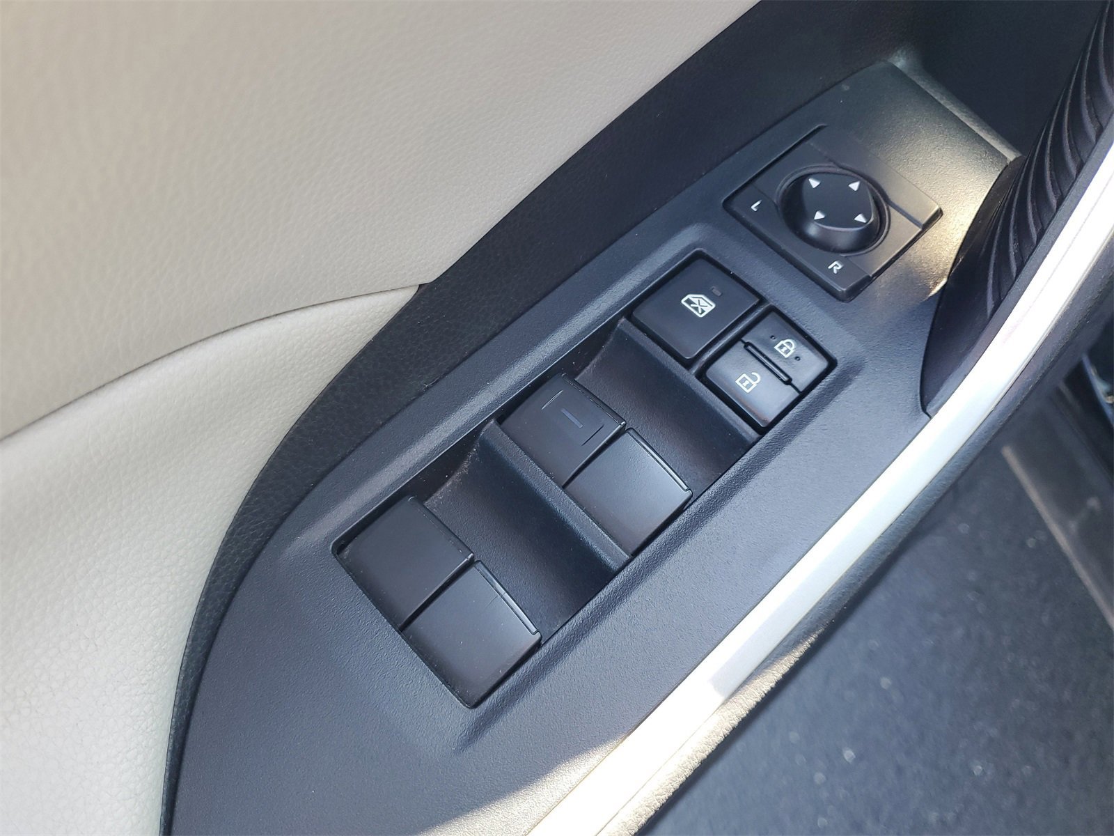 Used 2019 Toyota RAV4 XLE image 14