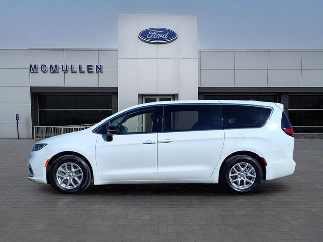 Used 2024 Chrysler Pacifica Touring-L FWD image 5