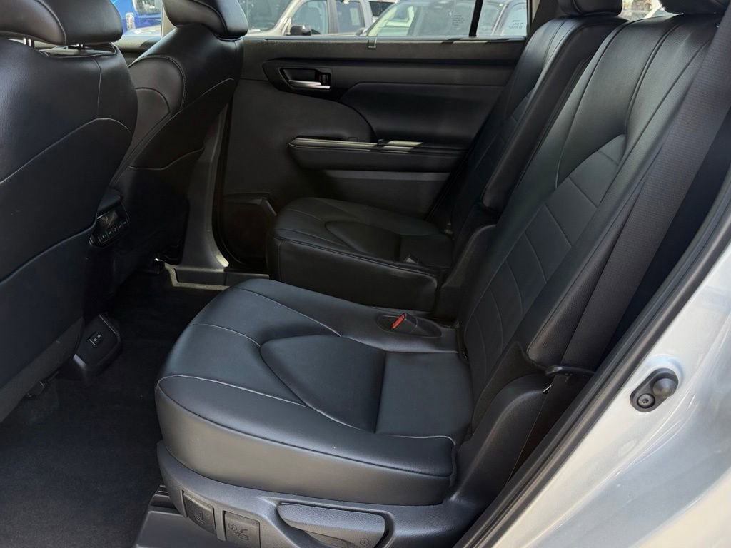 Used 2025 Toyota Highlander XLE FWD image 28