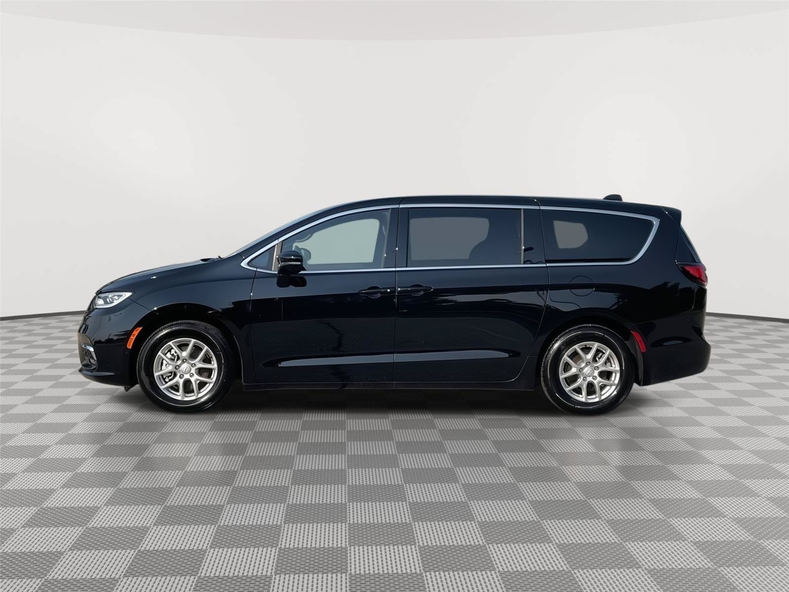 Used 2026 Chrysler Pacifica Select FWD image 2