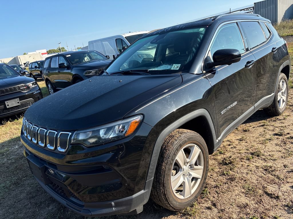 Used 2022 Jeep Compass Latitude w/ Sun and Sound Group AWD/4WD image 3