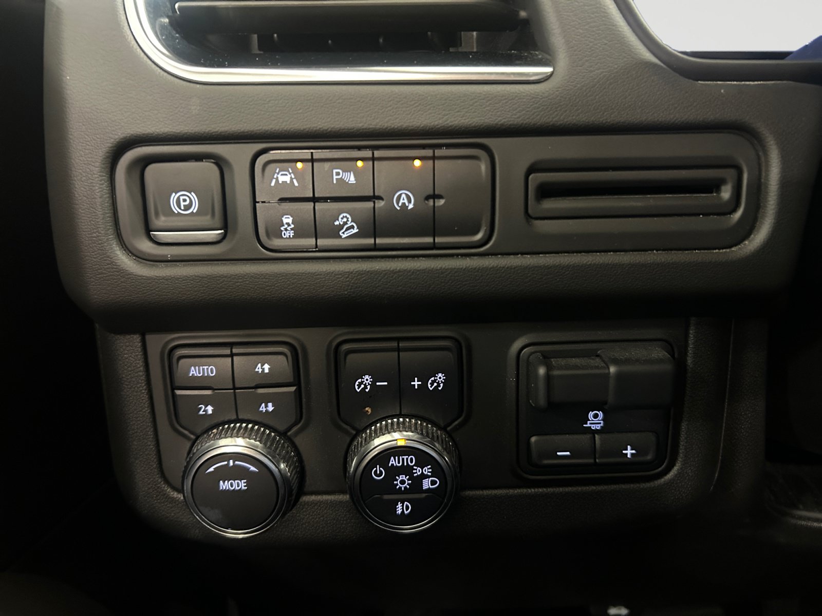 Used 2024 GMC Yukon AT4 w/ Max Trailering Package AWD/4WD image 19