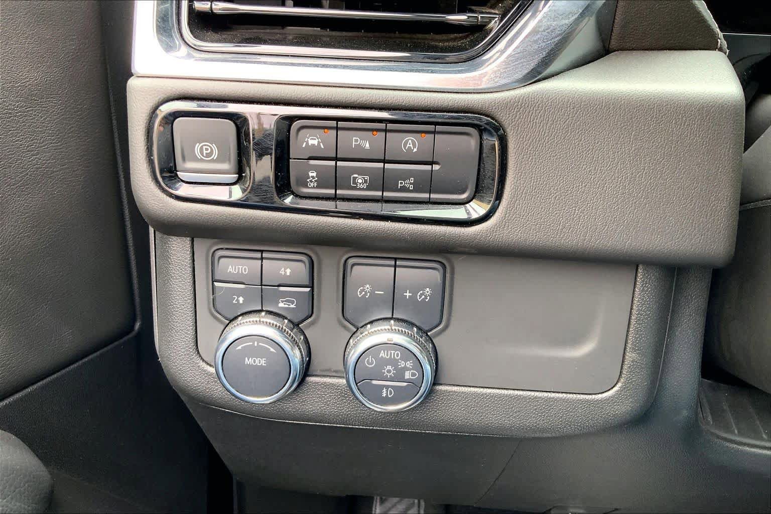 Used 2025 GMC Yukon XL Denali AWD/4WD image 36