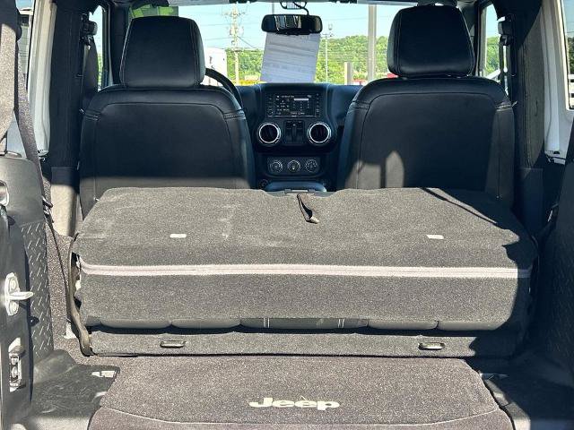 Used 2017 Jeep Wrangler Sahara w/ Connectivity Group AWD/4WD image 15