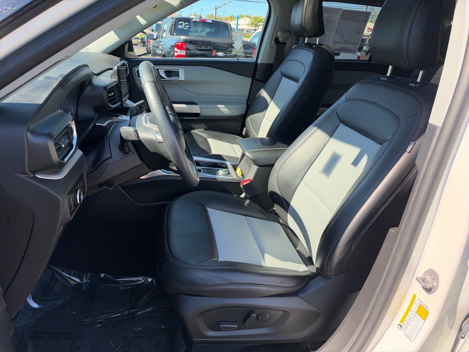 Certified 2023 Ford Explorer XLT w/ Equipment Group 202A AWD/4WD image 8