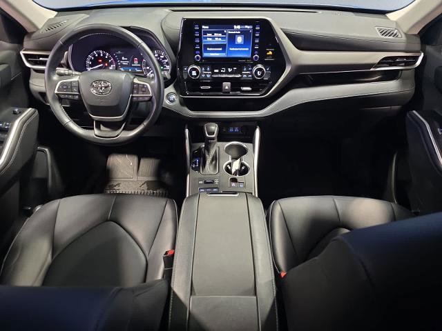 Used 2022 Toyota Highlander XLE AWD/4WD image 6