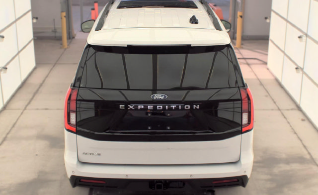 Certified 2025 Ford Expedition Active AWD/4WD image 21