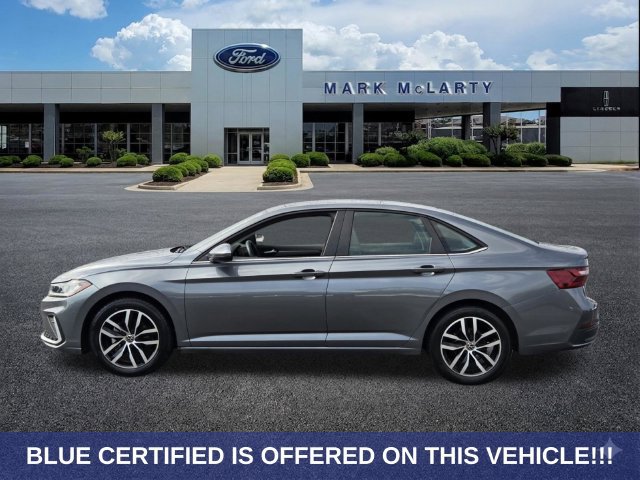 Used 2025 Volkswagen Jetta SE FWD image 2