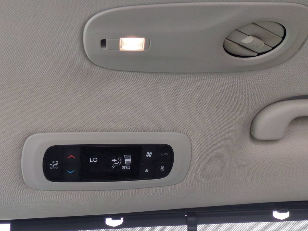 Used 2023 Chrysler Pacifica Touring-L FWD image 27