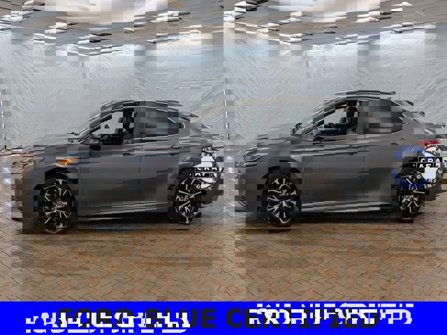 Used 2020 Toyota Camry SE image 2