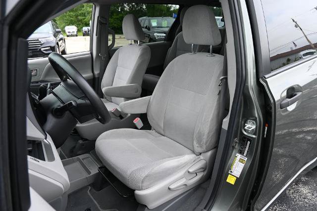 Used 2020 Toyota Sienna L FWD image 19