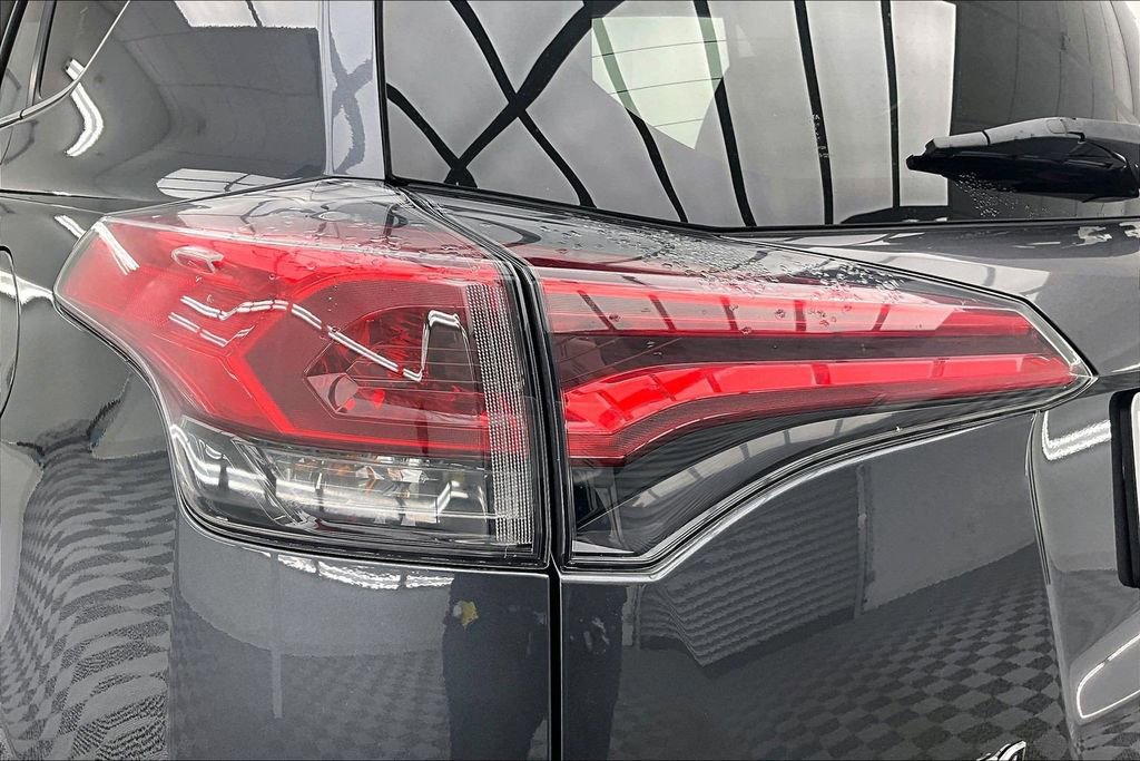 Used 2018 Toyota RAV4 LE image 30