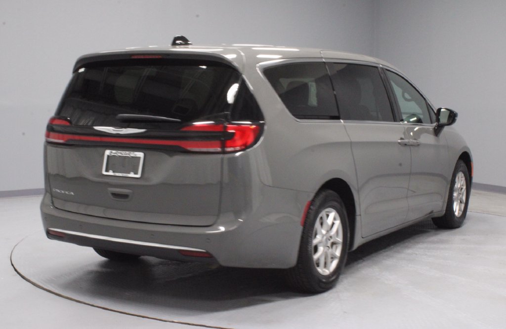 Used 2025 Chrysler Pacifica Select FWD image 11