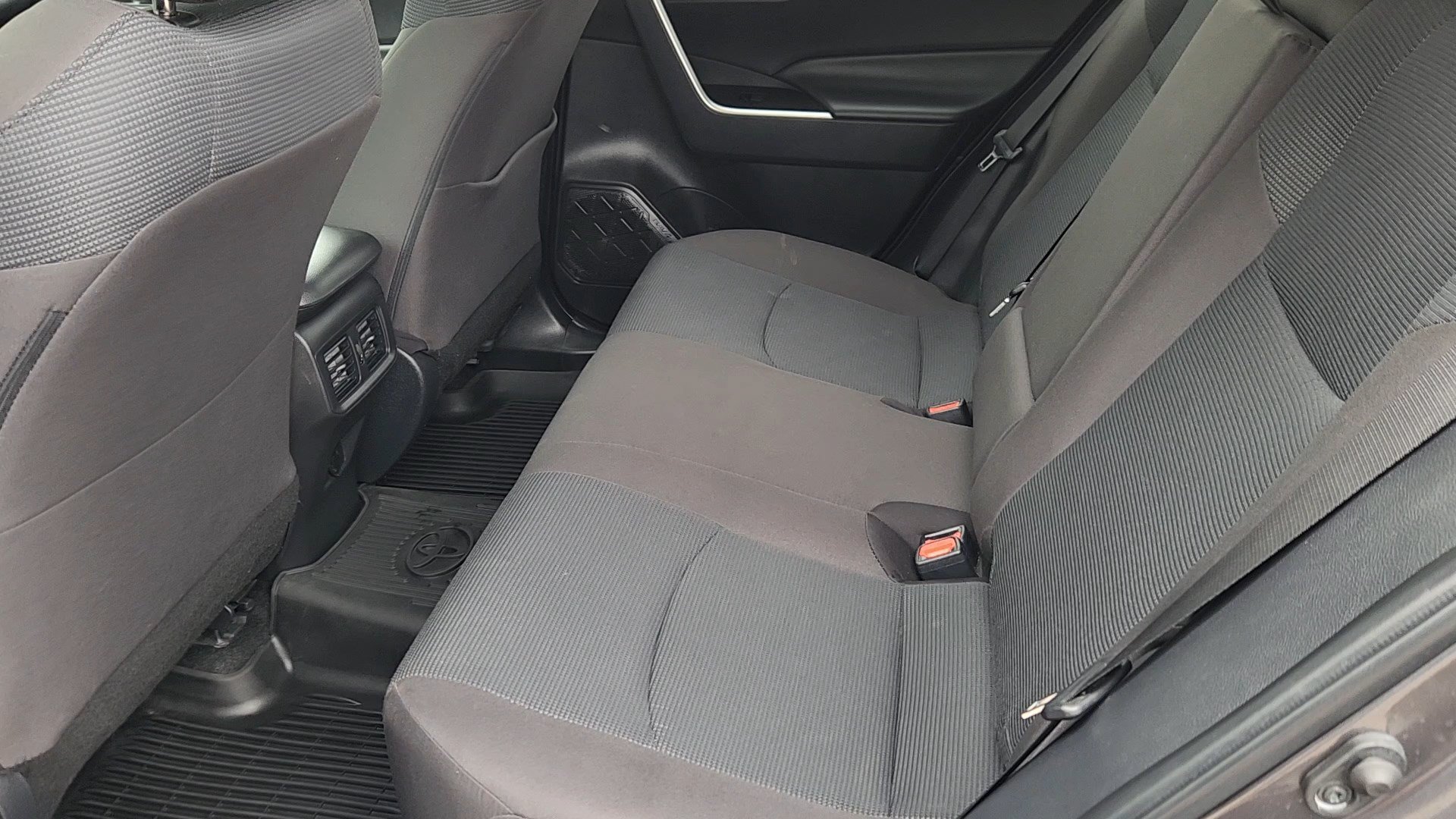 Used 2025 Toyota RAV4 LE AWD/4WD image 32