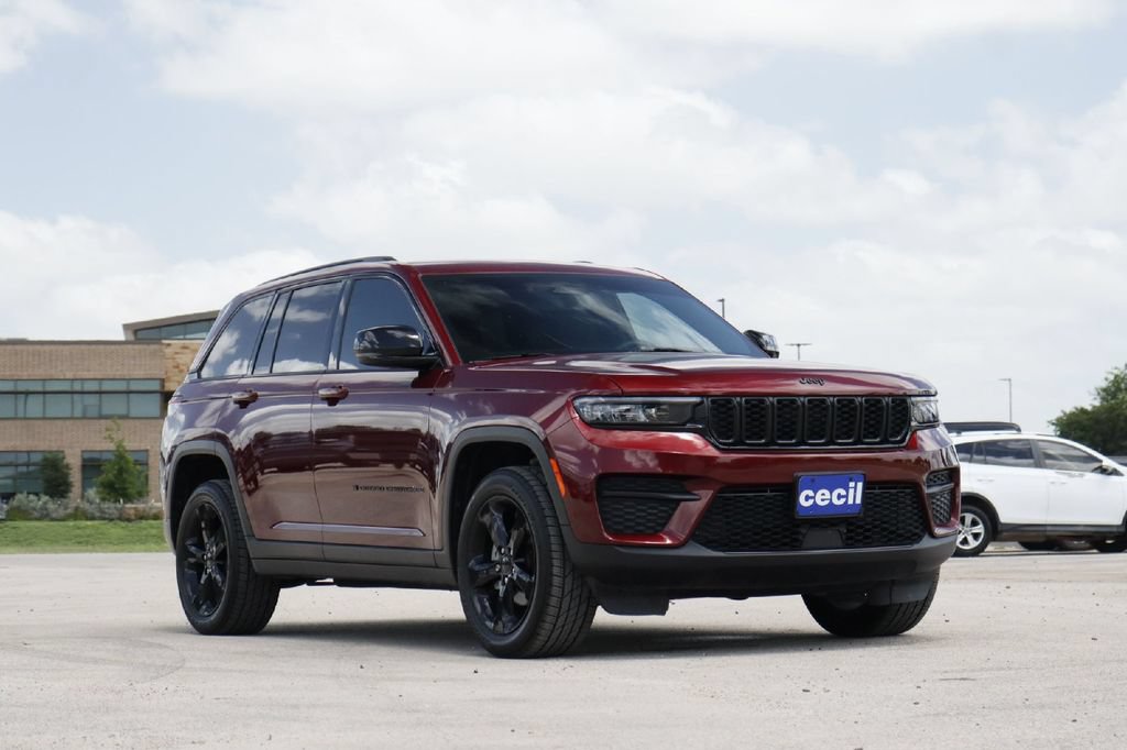 Used 2023 Jeep Grand Cherokee Laredo RWD image 26