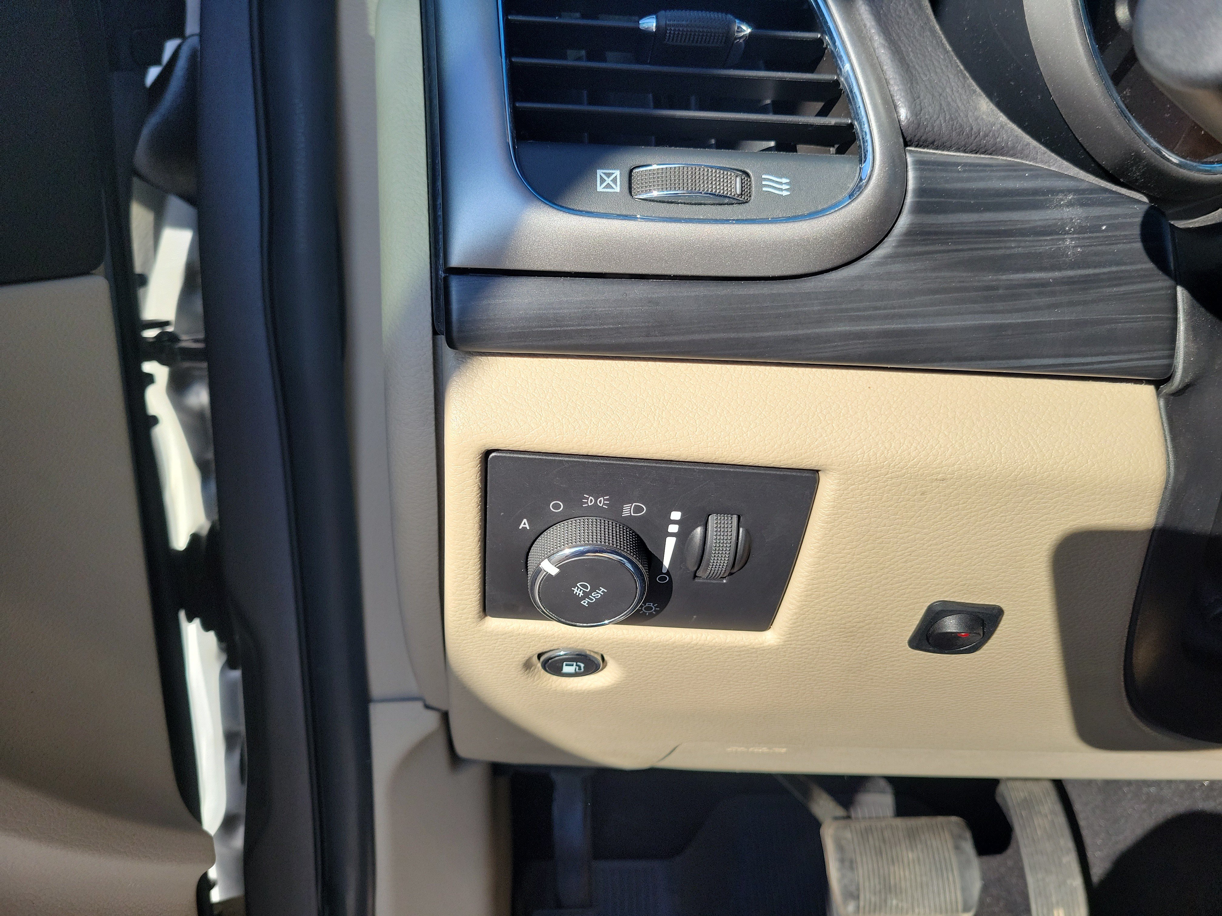 Used 2019 Jeep Grand Cherokee Laredo AWD/4WD image 18
