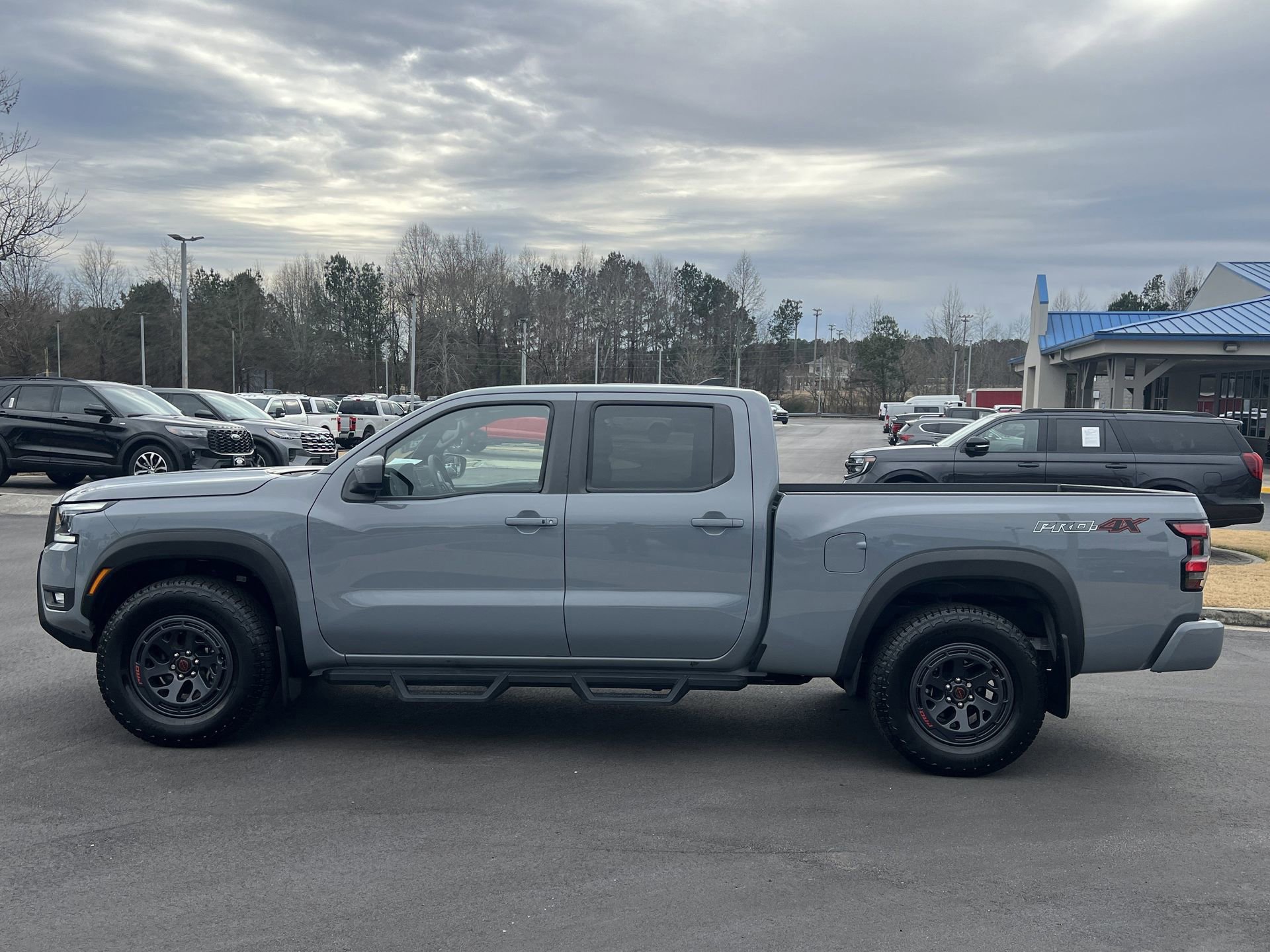 Used 2025 Nissan Frontier PRO-4X image 2