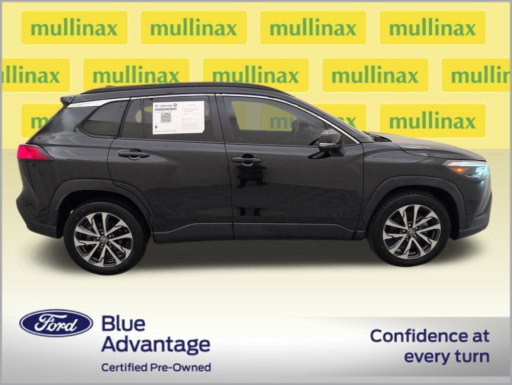 Used 2022 Toyota Corolla Cross XLE image 6