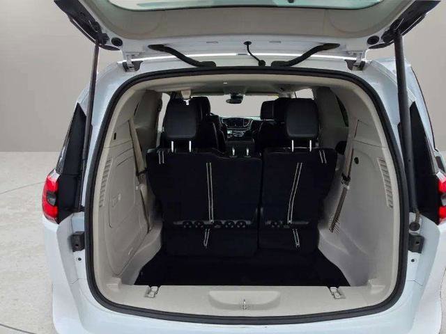 Used 2024 Chrysler Pacifica Limited image 29