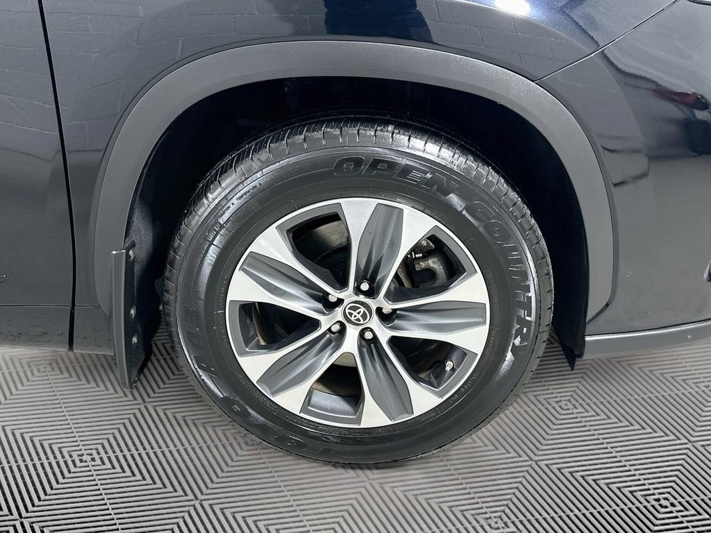 Used 2023 Toyota Highlander XLE AWD/4WD image 23