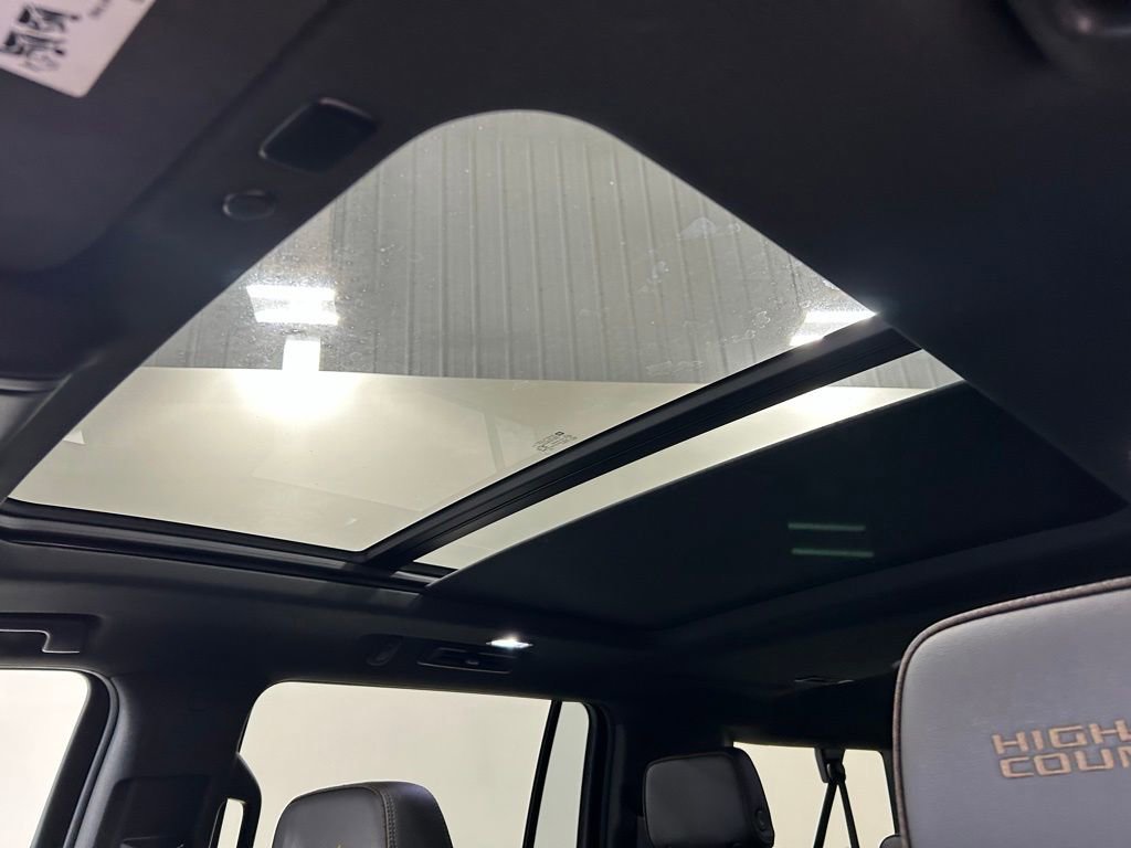 Used 2021 Chevrolet Suburban High Country AWD/4WD image 28