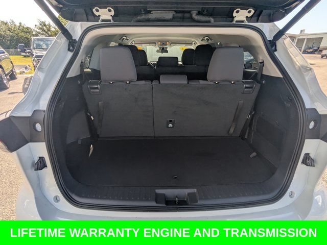 Used 2024 Toyota Highlander LE FWD image 14