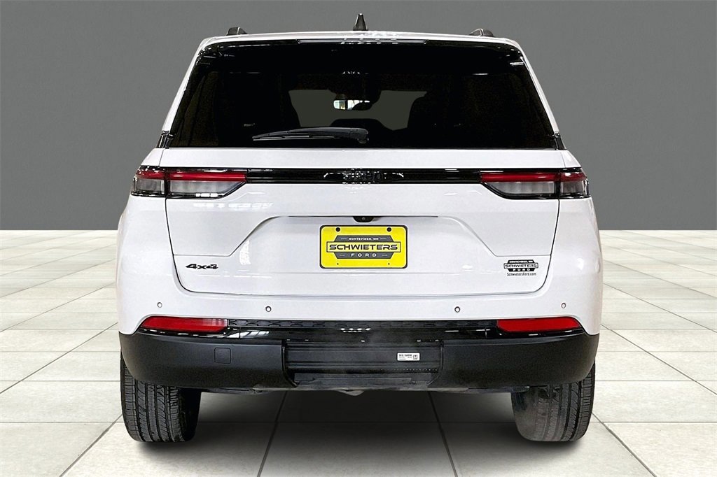 Used 2023 Jeep Grand Cherokee Altitude image 3