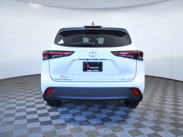Used 2024 Toyota Highlander LE AWD/4WD image 5