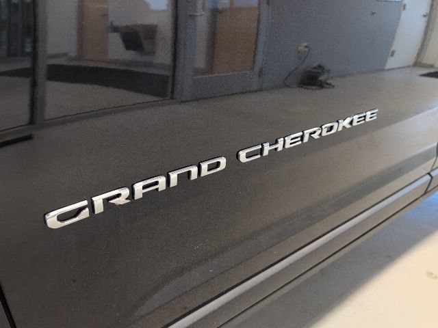 Used 2023 Jeep Grand Cherokee Limited AWD/4WD image 10
