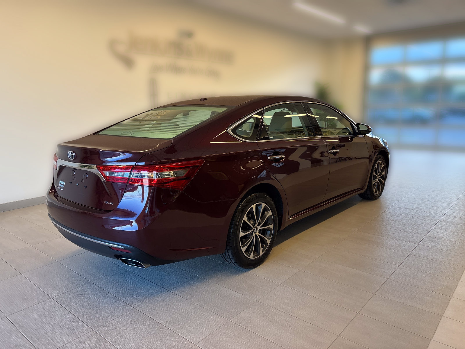 Used 2018 Toyota Avalon XLE w/ All Weather Liner Package FWD image 2