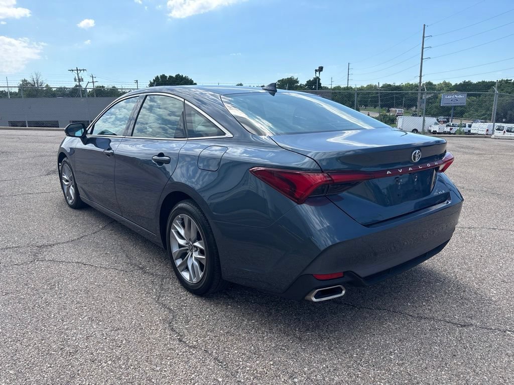 Used 2022 Toyota Avalon XLE w/ Moonroof Package FWD image 5