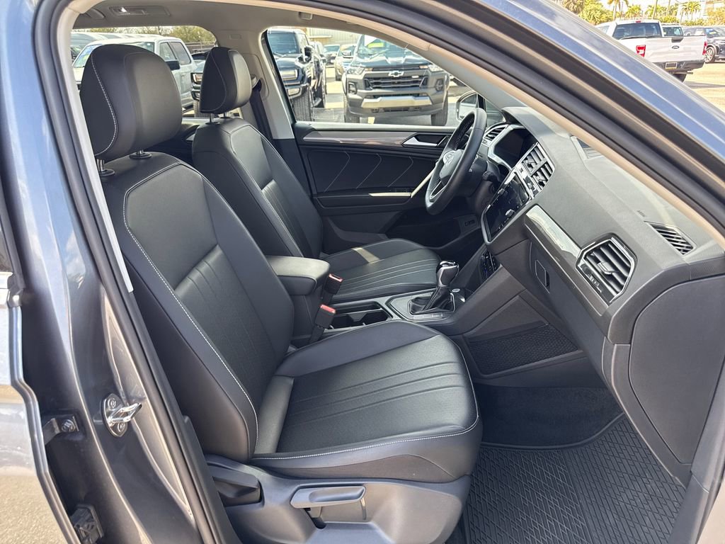 Used 2024 Volkswagen Tiguan SE w/ Panoramic Sunroof Package image 25