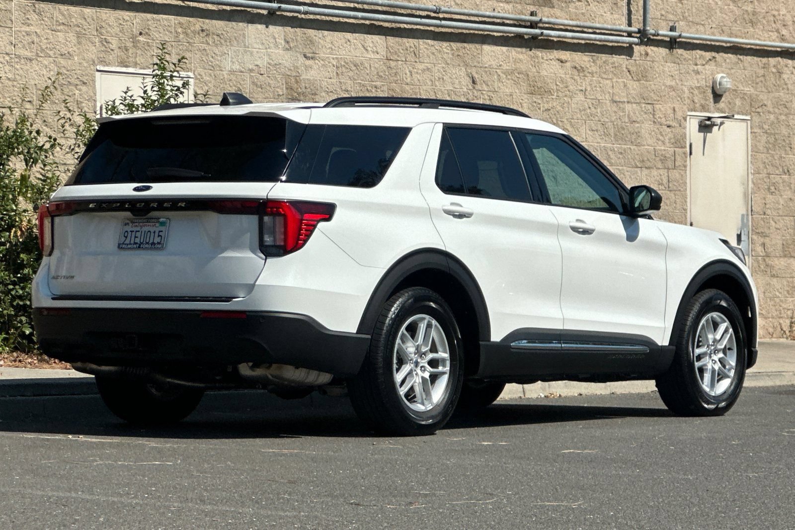 Certified 2025 Ford Explorer Active RWD image 3