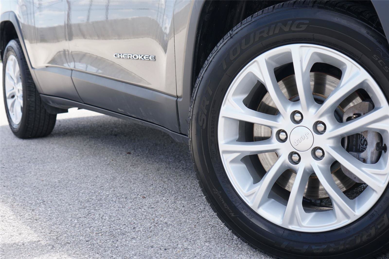 Used 2020 Jeep Cherokee Latitude FWD image 2