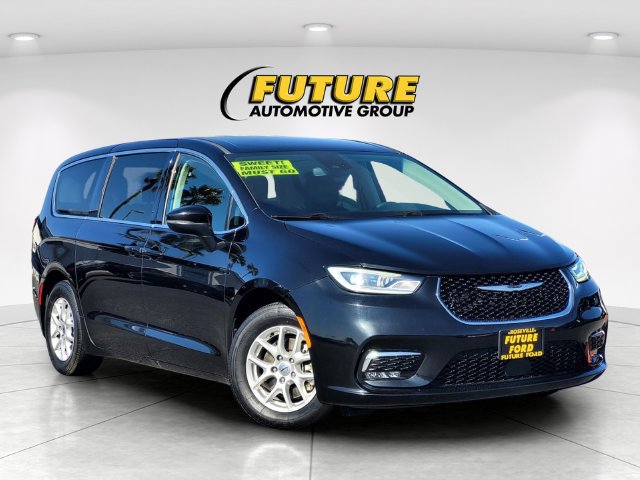 Used 2023 Chrysler Pacifica Touring-L