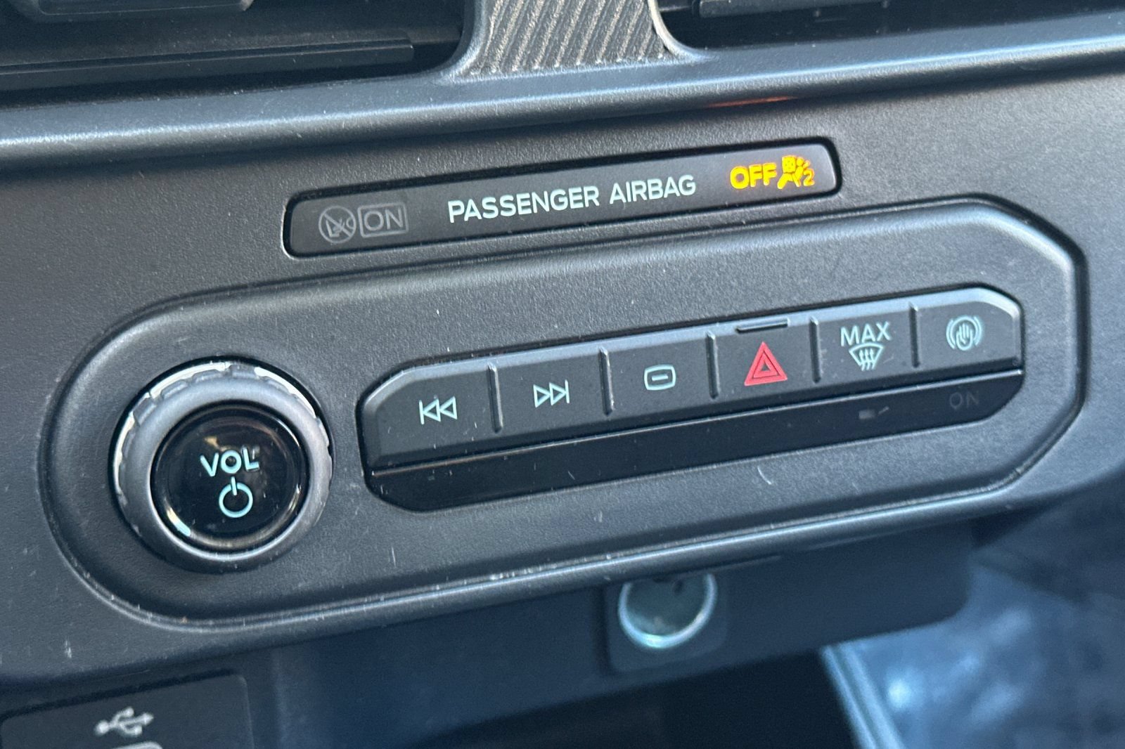 Certified 2025 Ford Maverick XL FWD image 30