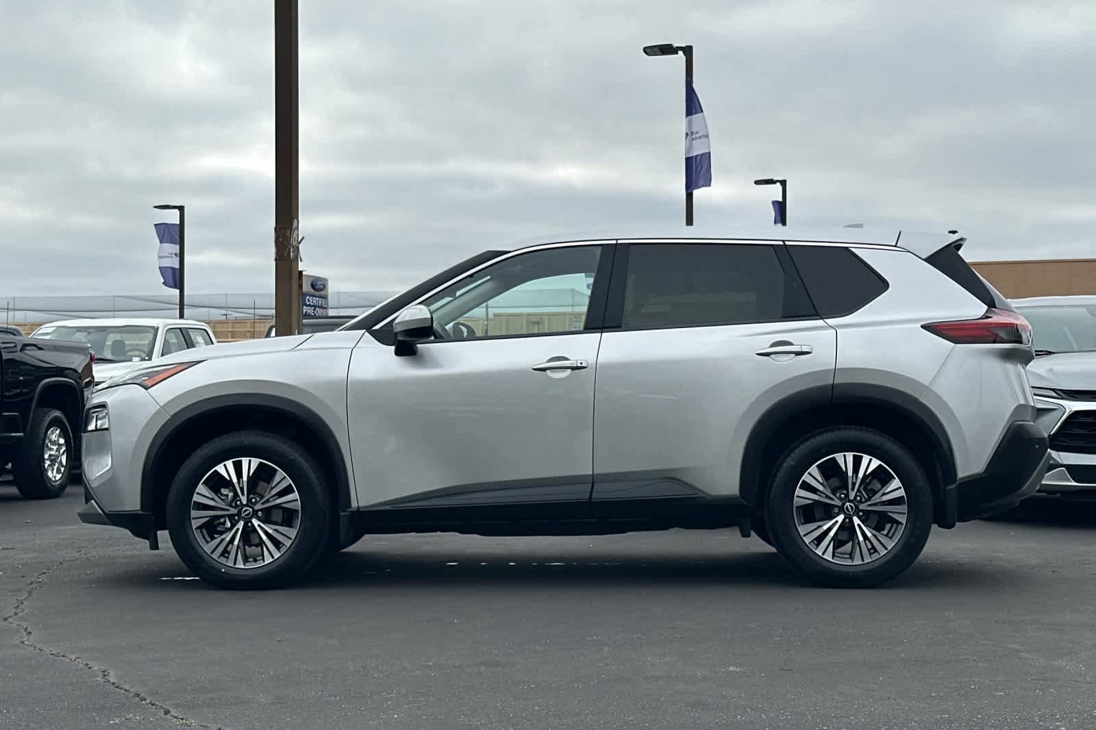 Used 2023 Nissan Rogue SV image 2