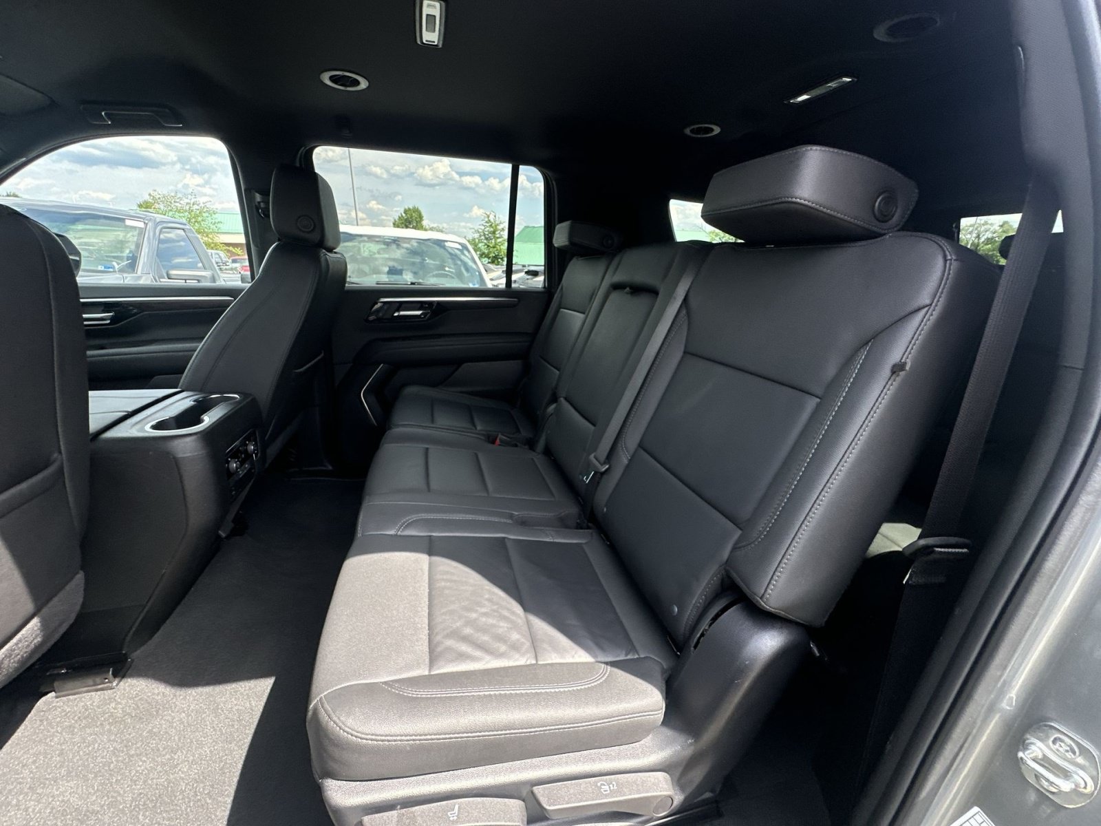 Used 2025 Chevrolet Suburban Z71 AWD/4WD image 32