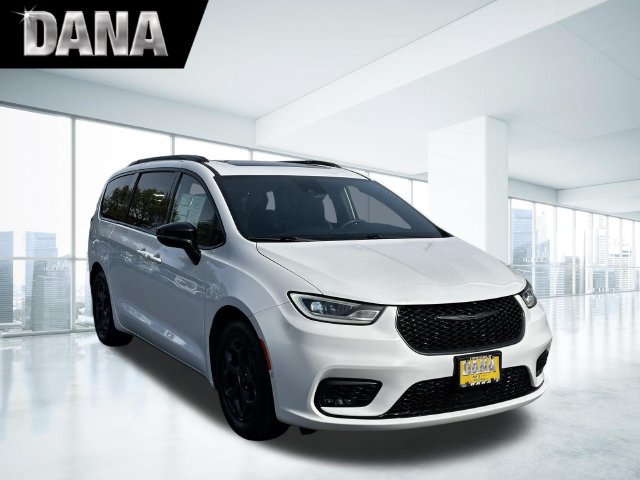 Used 2024 Chrysler Pacifica Premium FWD image 1