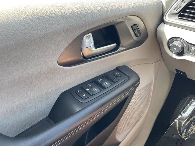 Used 2024 Chrysler Pacifica Touring-L FWD image 28