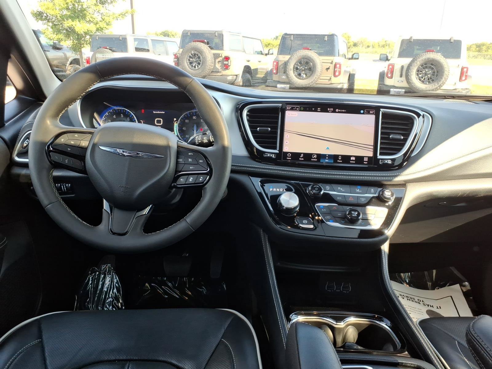 Used 2025 Chrysler Pacifica Limited FWD image 14