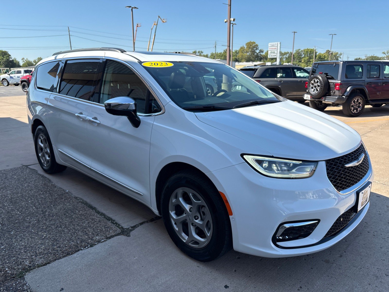 Used 2023 Chrysler Pacifica Limited AWD/4WD image 8