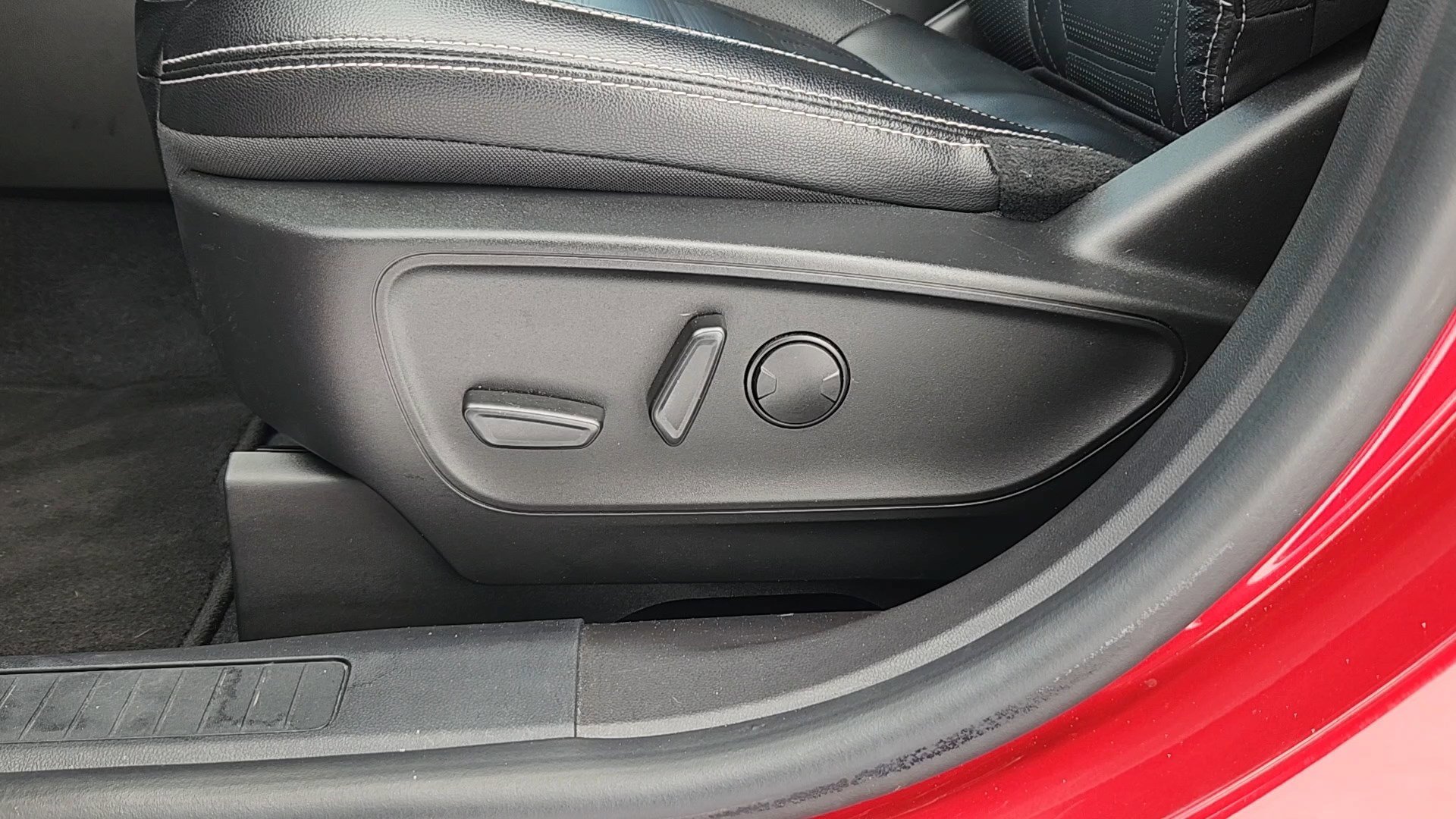 Certified 2023 Ford Escape Platinum w/ Premium Technology Package image 9