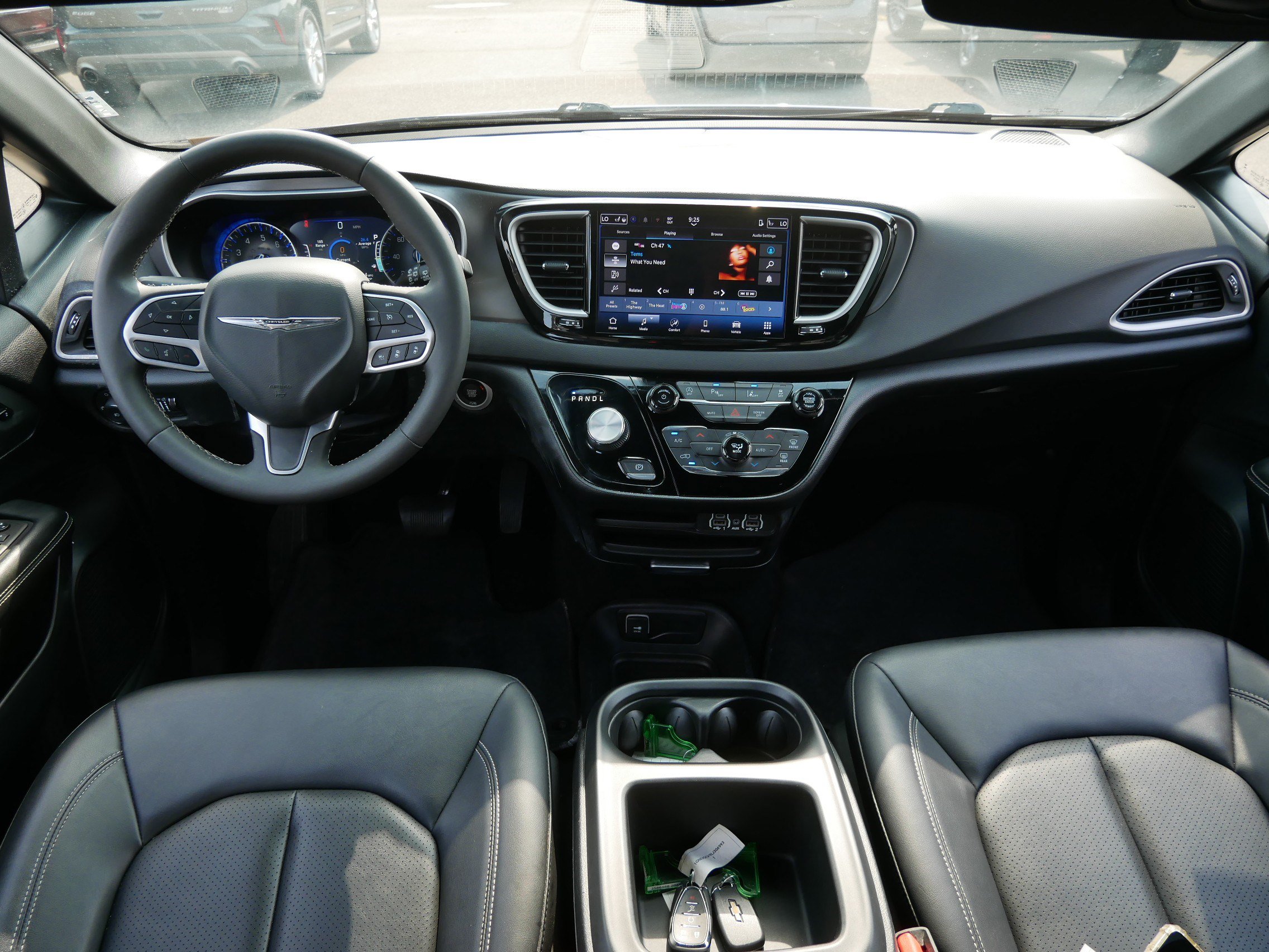 Used 2025 Chrysler Pacifica Select FWD image 10
