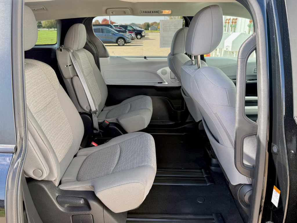 Used 2025 Toyota Sienna LE FWD image 19
